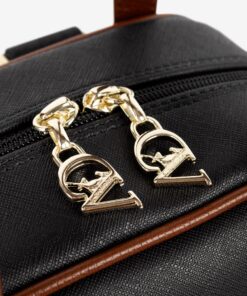 Mochila Cavalinho Origem Ideal para a mulher que procura um acessório prático e elegante, esta mochila combina design moderno com a qualidade inconfundível da marca. Perfeita para o dia a dia na cidade, para um passeio ou para adicionar um toque de estilo distinto ao seu look casual-chique.