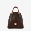 Mochila Cavalinho Origem Ideal para a mulher que procura um acessório prático e elegante, esta mochila combina design moderno com a qualidade inconfundível da marca. Perfeita para o dia a dia na cidade, para um passeio ou para adicionar um toque de estilo distinto ao seu look casual-chique.