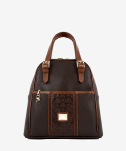 Mochila Cavalinho Origem Ideal para a mulher que procura um acessório prático e elegante, esta mochila combina design moderno com a qualidade inconfundível da marca. Perfeita para o dia a dia na cidade, para um passeio ou para adicionar um toque de estilo distinto ao seu look casual-chique.
