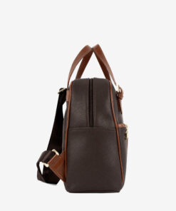 Mochila Cavalinho Origem Ideal para a mulher que procura um acessório prático e elegante, esta mochila combina design moderno com a qualidade inconfundível da marca. Perfeita para o dia a dia na cidade, para um passeio ou para adicionar um toque de estilo distinto ao seu look casual-chique.