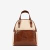 Mochila Horse By Cavalinho Ideal para a mulher que procura um acessório prático e elegante. Esta mochila combina design moderno com a qualidade inconfundível da marca. Perfeita para o dia a dia na cidade, para um passeio ou para adicionar um toque de estilo distinto ao seu look casual-chique.