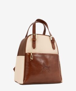 Mochila Horse By Cavalinho Ideal para a mulher que procura um acessório prático e elegante. Esta mochila combina design moderno com a qualidade inconfundível da marca. Perfeita para o dia a dia na cidade, para um passeio ou para adicionar um toque de estilo distinto ao seu look casual-chique.