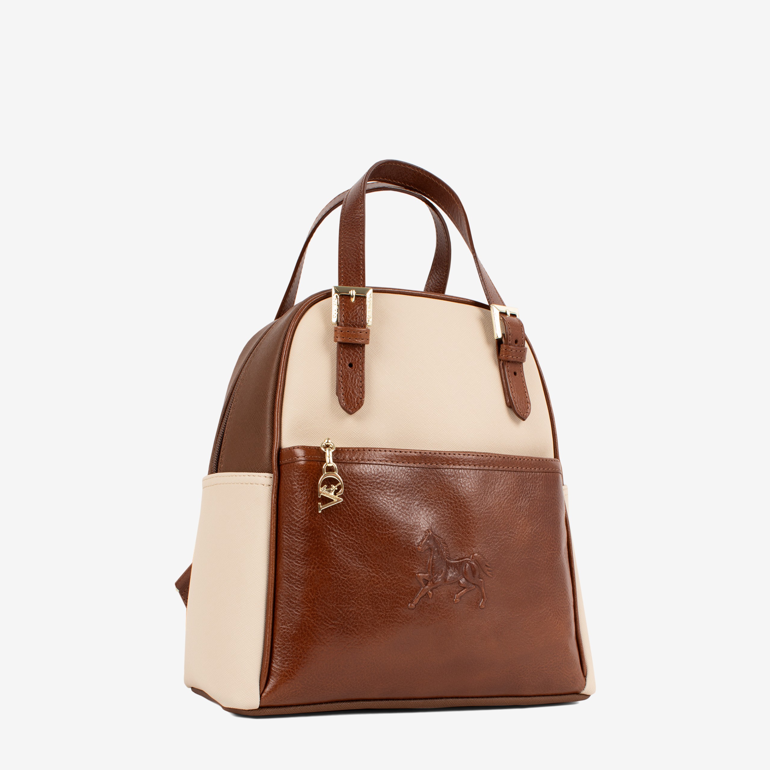 Mochila Horse By Cavalinho Ideal para a mulher que procura um acessório prático e elegante. Esta mochila combina design moderno com a qualidade inconfundível da marca. Perfeita para o dia a dia na cidade, para um passeio ou para adicionar um toque de estilo distinto ao seu look casual-chique.