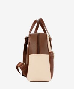Mochila Horse By Cavalinho Ideal para a mulher que procura um acessório prático e elegante. Esta mochila combina design moderno com a qualidade inconfundível da marca. Perfeita para o dia a dia na cidade, para um passeio ou para adicionar um toque de estilo distinto ao seu look casual-chique.