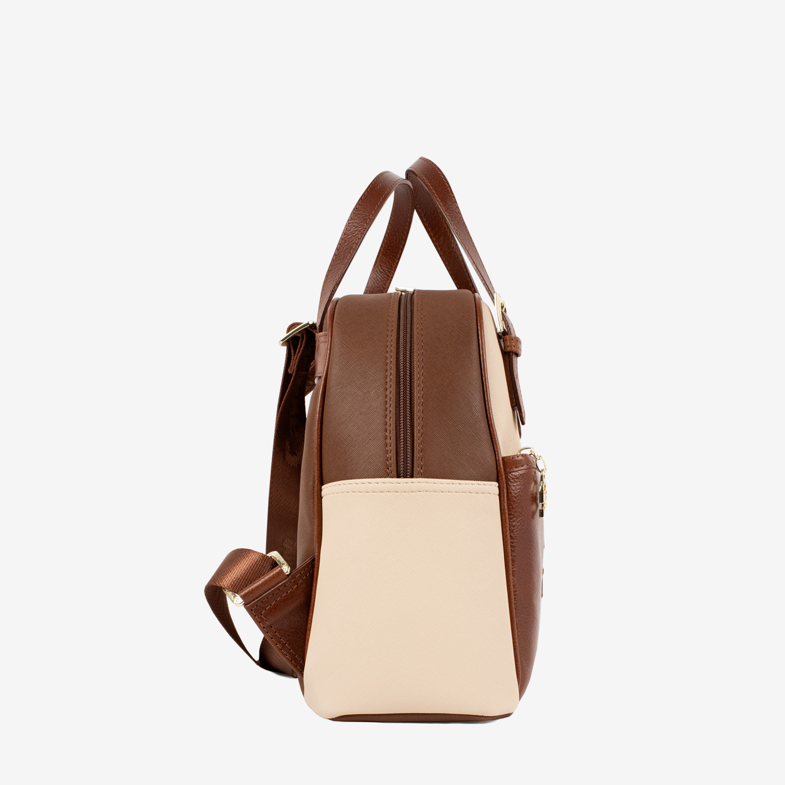 Mochila Horse By Cavalinho Ideal para a mulher que procura um acessório prático e elegante. Esta mochila combina design moderno com a qualidade inconfundível da marca. Perfeita para o dia a dia na cidade, para um passeio ou para adicionar um toque de estilo distinto ao seu look casual-chique.