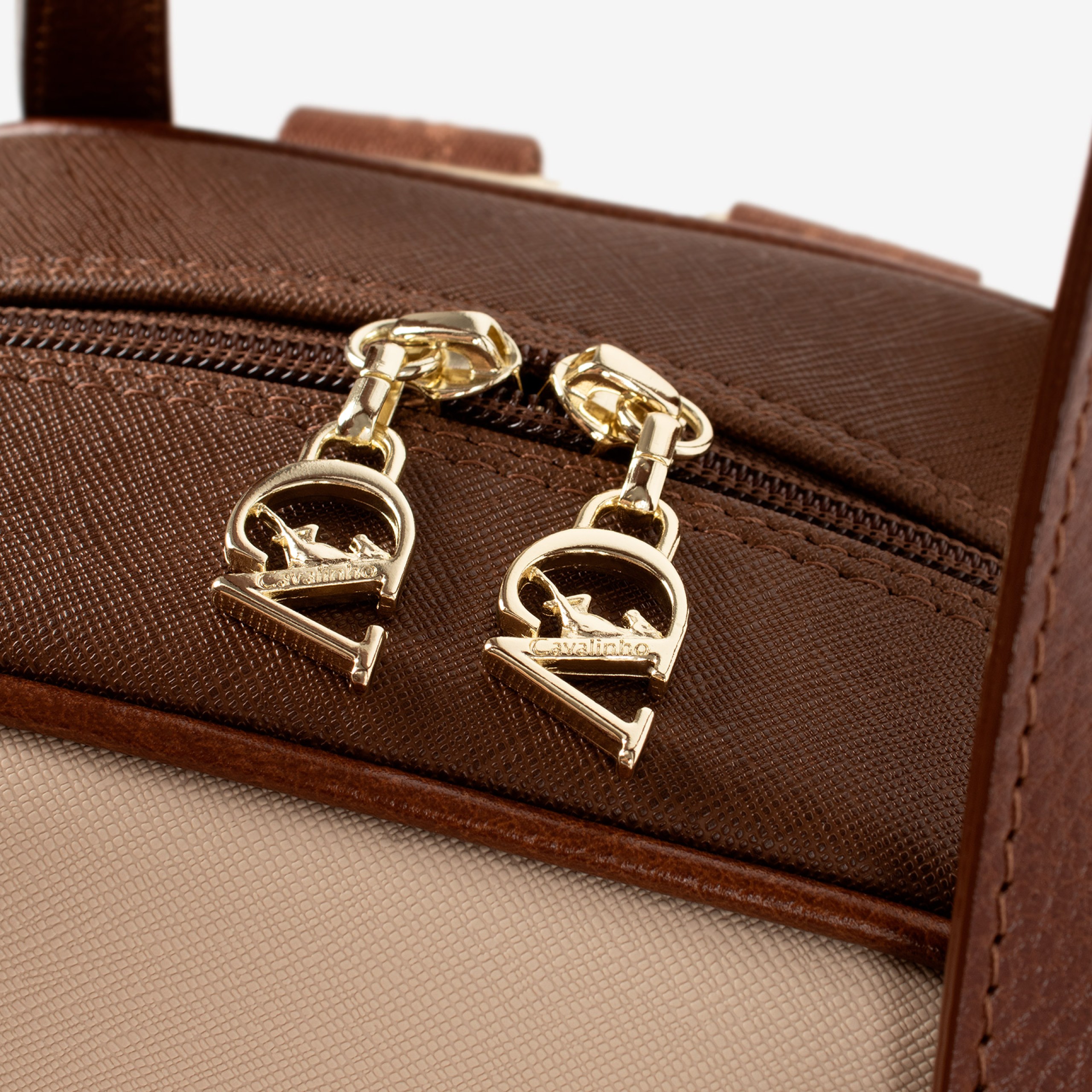 Mochila Horse By Cavalinho Ideal para a mulher que procura um acessório prático e elegante. Esta mochila combina design moderno com a qualidade inconfundível da marca. Perfeita para o dia a dia na cidade, para um passeio ou para adicionar um toque de estilo distinto ao seu look casual-chique.