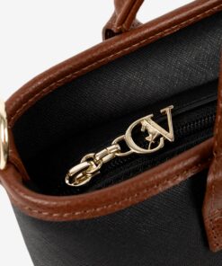 Mala Mão Cavalinho Origem Descubra a mini mala Cavalinho perfeita. A sua aliada para aqueles dias em que precisa de levar apenas o essencial, mas com muito estilo. Leve o essencial de forma prática e elegante, mantendo os seus pertences organizados e acessíveis.