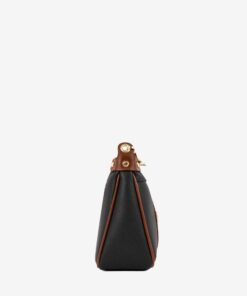 Mala Tiracolo Cavalinho Origem Leve tudo o que precisa com esta mala de tiracolo elegante. Organize o essencial e mantenha as mãos livres com conforto e segurança. Ideal para manter os seus essenciais organizados e acessíveis. Este modelo tiracolo é perfeito para passeios e encontros casuais. Desfrute de conforto e estilo em cada saída. Adicione um toque de charme aos seus outfits.