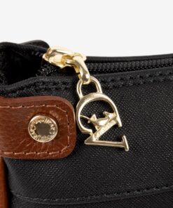 Mala Tiracolo Cavalinho Origem Leve tudo o que precisa com esta mala de tiracolo elegante. Organize o essencial e mantenha as mãos livres com conforto e segurança. Ideal para manter os seus essenciais organizados e acessíveis. Este modelo tiracolo é perfeito para passeios e encontros casuais. Desfrute de conforto e estilo em cada saída. Adicione um toque de charme aos seus outfits.