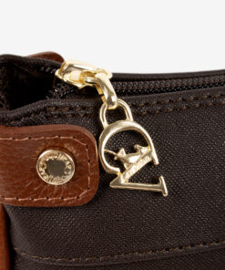 Mala Tiracolo Cavalinho Origem Leve tudo o que precisa com esta mala de tiracolo elegante. Organize o essencial e mantenha as mãos livres com conforto e segurança. Ideal para manter os seus essenciais organizados e acessíveis. Este modelo tiracolo é perfeito para passeios e encontros casuais. Desfrute de conforto e estilo em cada saída. Adicione um toque de charme aos seus outfits.
