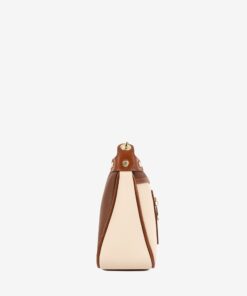Mala Tiracolo Horse By Cavalinho Leve tudo o que precisa com esta mala de tiracolo elegante. Organize o essencial e mantenha as mãos livres com conforto e segurança. Ideal para manter os seus essenciais organizados e acessíveis. Este modelo tiracolo é perfeito para passeios e encontros casuais. Desfrute de conforto e estilo em cada saída. Adicione um toque de charme aos seus outfits.