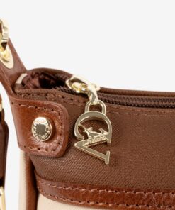 Mala Tiracolo Horse By Cavalinho Leve tudo o que precisa com esta mala de tiracolo elegante. Organize o essencial e mantenha as mãos livres com conforto e segurança. Ideal para manter os seus essenciais organizados e acessíveis. Este modelo tiracolo é perfeito para passeios e encontros casuais. Desfrute de conforto e estilo em cada saída. Adicione um toque de charme aos seus outfits.