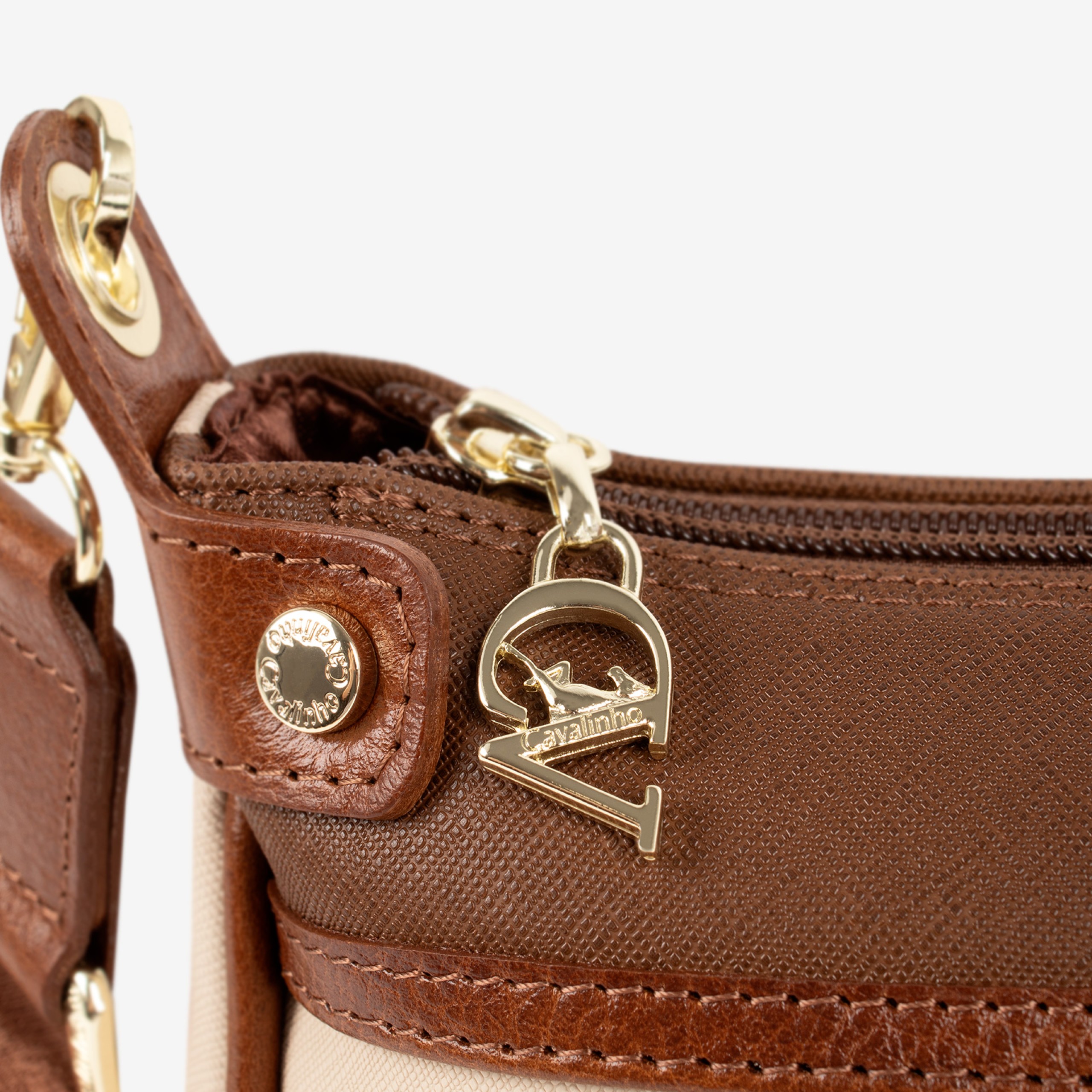 Mala Tiracolo Horse By Cavalinho Leve tudo o que precisa com esta mala de tiracolo elegante. Organize o essencial e mantenha as mãos livres com conforto e segurança. Ideal para manter os seus essenciais organizados e acessíveis. Este modelo tiracolo é perfeito para passeios e encontros casuais. Desfrute de conforto e estilo em cada saída. Adicione um toque de charme aos seus outfits.