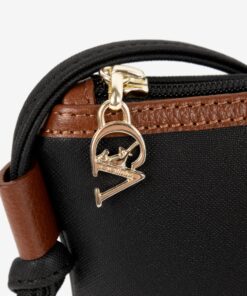 Mala Tiracolo Cavalinho Origem Leve só o que precisa! A Mini Mala Cavalinho de tiracolo oferece funcionalidade superior num design compacto. O seu acessório hands-free perfeito para um dia a dia mais leve e prático.