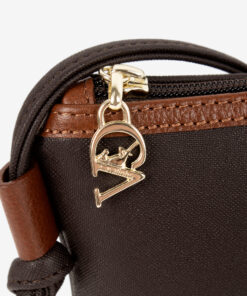 Mala Tiracolo Cavalinho Origem Leve só o que precisa! A Mini Mala Cavalinho de tiracolo oferece funcionalidade superior num design compacto. O seu acessório hands-free perfeito para um dia a dia mais leve e prático.