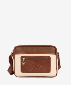 Mala Tiracolo Horse By Cavalinho Leve tudo o que precisa com esta mala de tiracolo elegante. Organize o essencial e mantenha as mãos livres com conforto e segurança. Ideal para manter os seus essenciais organizados e acessíveis. Este modelo tiracolo é perfeito para passeios e encontros casuais. Desfrute de conforto e estilo em cada saída. Adicione um toque de charme aos seus outfits.
