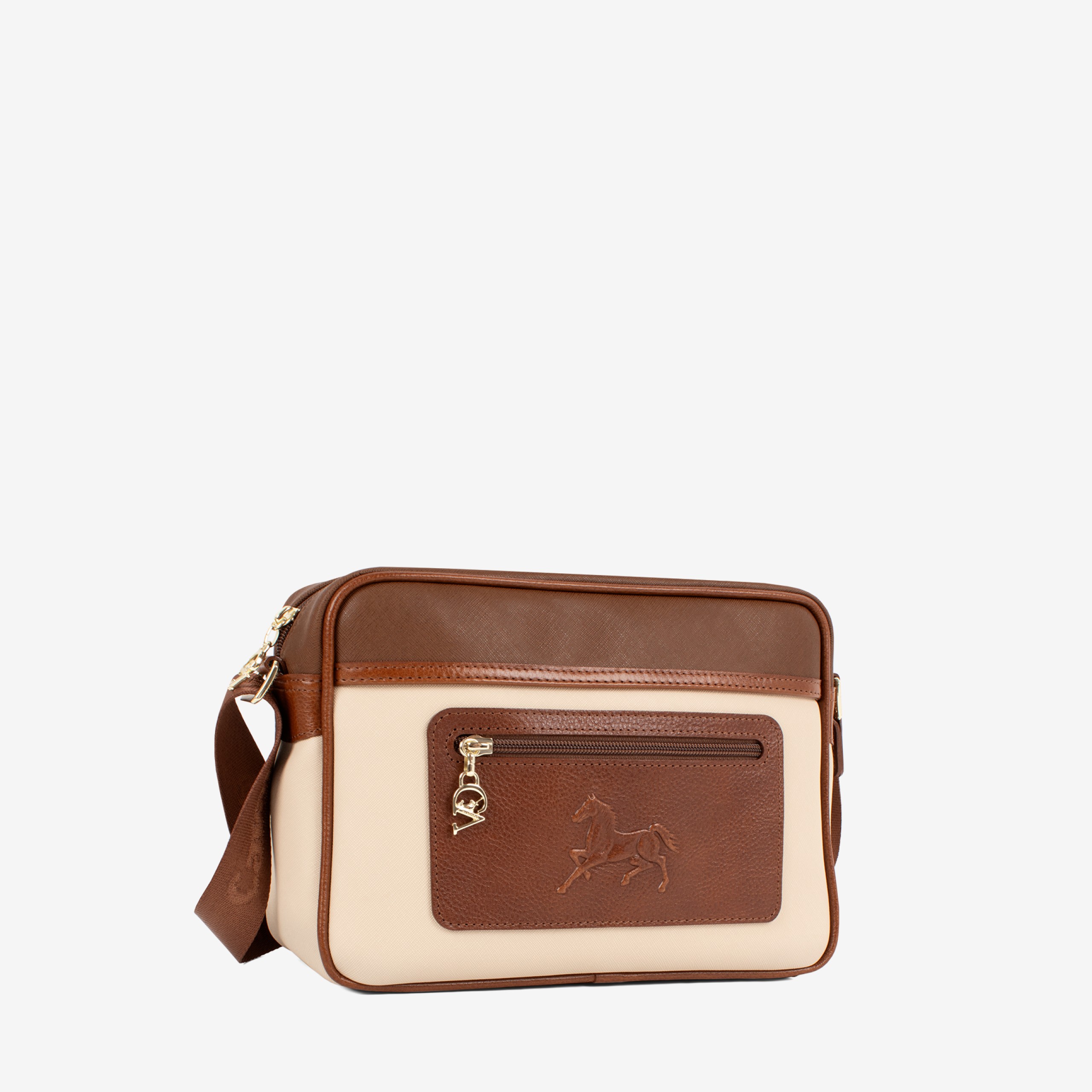 Mala Tiracolo Horse By Cavalinho Leve tudo o que precisa com esta mala de tiracolo elegante. Organize o essencial e mantenha as mãos livres com conforto e segurança. Ideal para manter os seus essenciais organizados e acessíveis. Este modelo tiracolo é perfeito para passeios e encontros casuais. Desfrute de conforto e estilo em cada saída. Adicione um toque de charme aos seus outfits.