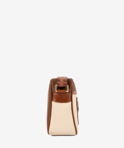 Mala Tiracolo Horse By Cavalinho Leve tudo o que precisa com esta mala de tiracolo elegante. Organize o essencial e mantenha as mãos livres com conforto e segurança. Ideal para manter os seus essenciais organizados e acessíveis. Este modelo tiracolo é perfeito para passeios e encontros casuais. Desfrute de conforto e estilo em cada saída. Adicione um toque de charme aos seus outfits.