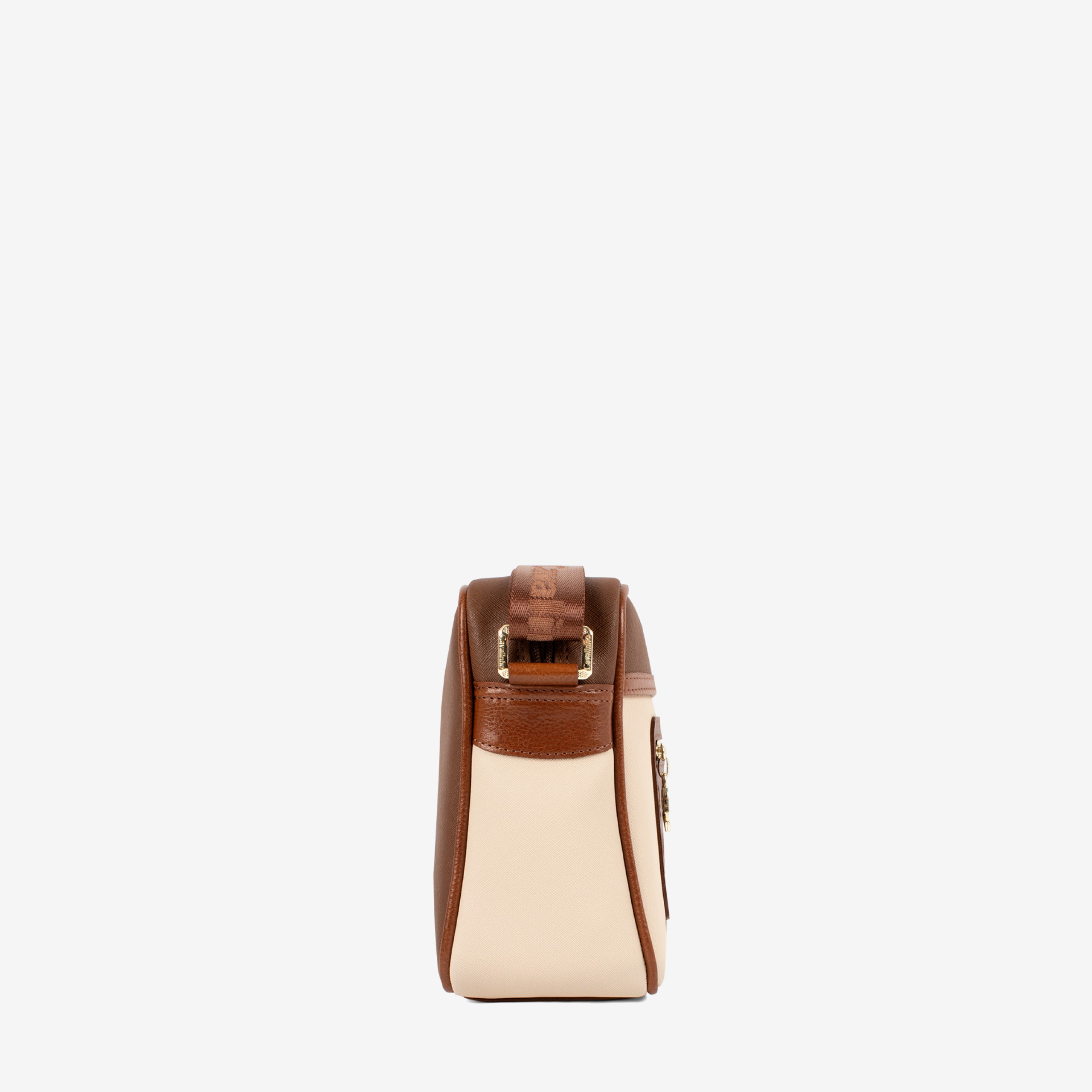 Mala Tiracolo Horse By Cavalinho Leve tudo o que precisa com esta mala de tiracolo elegante. Organize o essencial e mantenha as mãos livres com conforto e segurança. Ideal para manter os seus essenciais organizados e acessíveis. Este modelo tiracolo é perfeito para passeios e encontros casuais. Desfrute de conforto e estilo em cada saída. Adicione um toque de charme aos seus outfits.