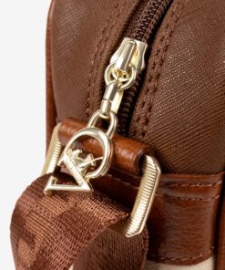 Mala Tiracolo Horse By Cavalinho Leve tudo o que precisa com esta mala de tiracolo elegante. Organize o essencial e mantenha as mãos livres com conforto e segurança. Ideal para manter os seus essenciais organizados e acessíveis. Este modelo tiracolo é perfeito para passeios e encontros casuais. Desfrute de conforto e estilo em cada saída. Adicione um toque de charme aos seus outfits.