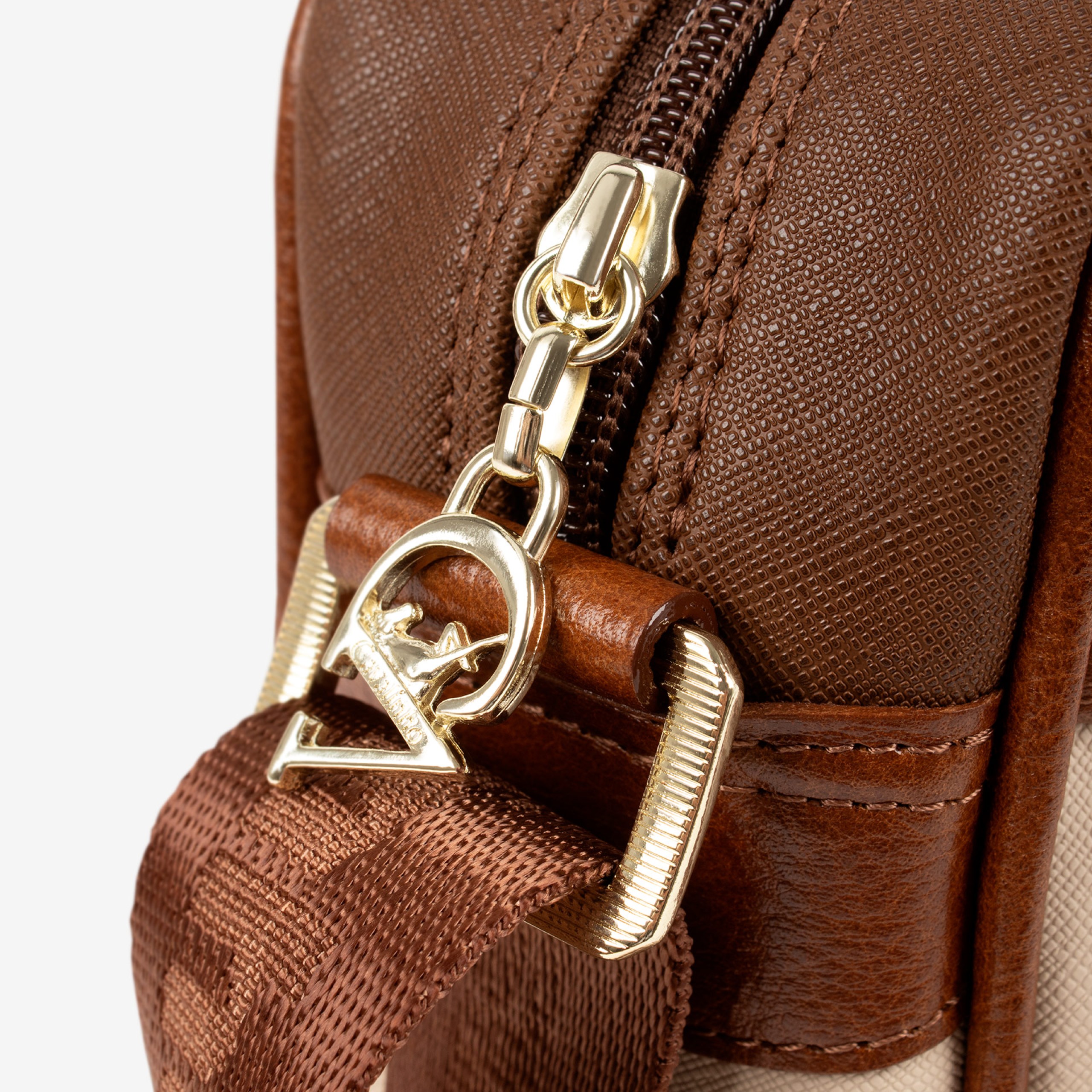 Mala Tiracolo Horse By Cavalinho Leve tudo o que precisa com esta mala de tiracolo elegante. Organize o essencial e mantenha as mãos livres com conforto e segurança. Ideal para manter os seus essenciais organizados e acessíveis. Este modelo tiracolo é perfeito para passeios e encontros casuais. Desfrute de conforto e estilo em cada saída. Adicione um toque de charme aos seus outfits.