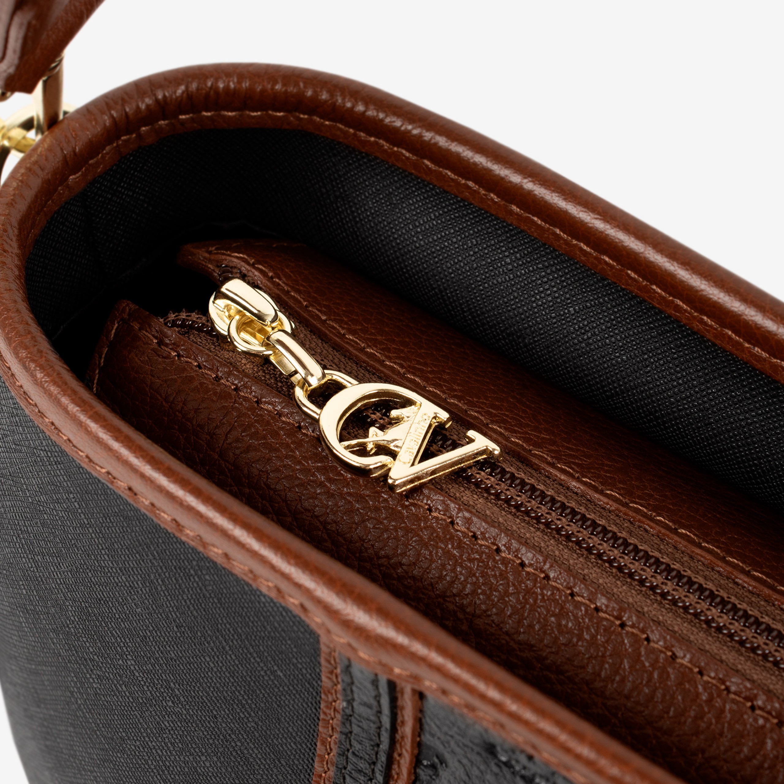 Mala Ombro Cavalinho Origem Leve tudo o que precisa com esta mala de tiracolo elegante. Organize o essencial e mantenha as mãos livres com conforto e segurança. Ideal para manter os seus essenciais organizados e acessíveis. Este modelo tiracolo é perfeito para passeios e encontros casuais. Desfrute de conforto e estilo em cada saída. Adicione um toque de charme aos seus outfits.