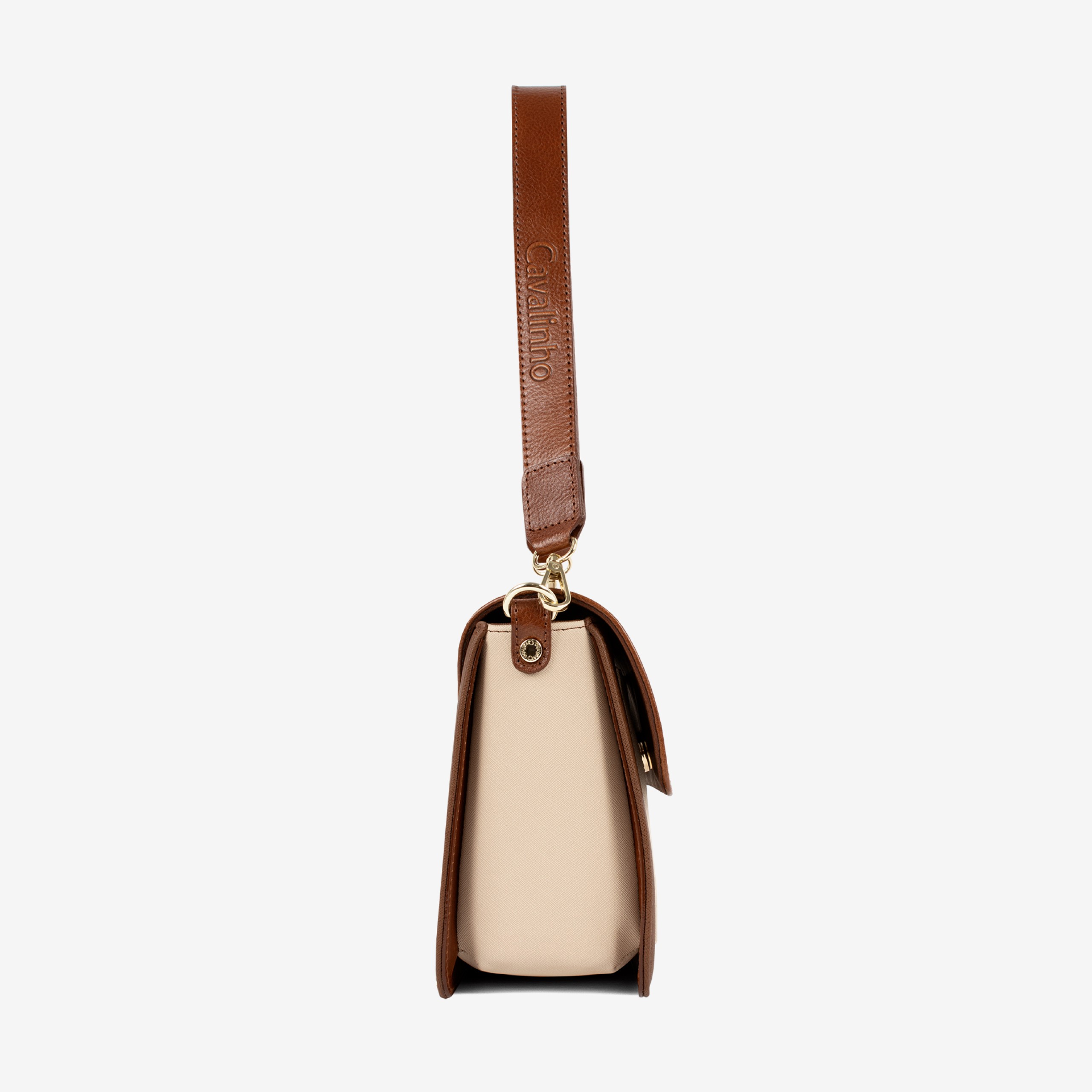 Mala Ombro Horse By Cavalinho O tamanho ideal para os seus essenciais. Design de ombro prático e moderno, com fecho elegante. Tendência e funcionalidade num acessório Cavalinho. Elegância on-the-go com a máxima usabilidade.