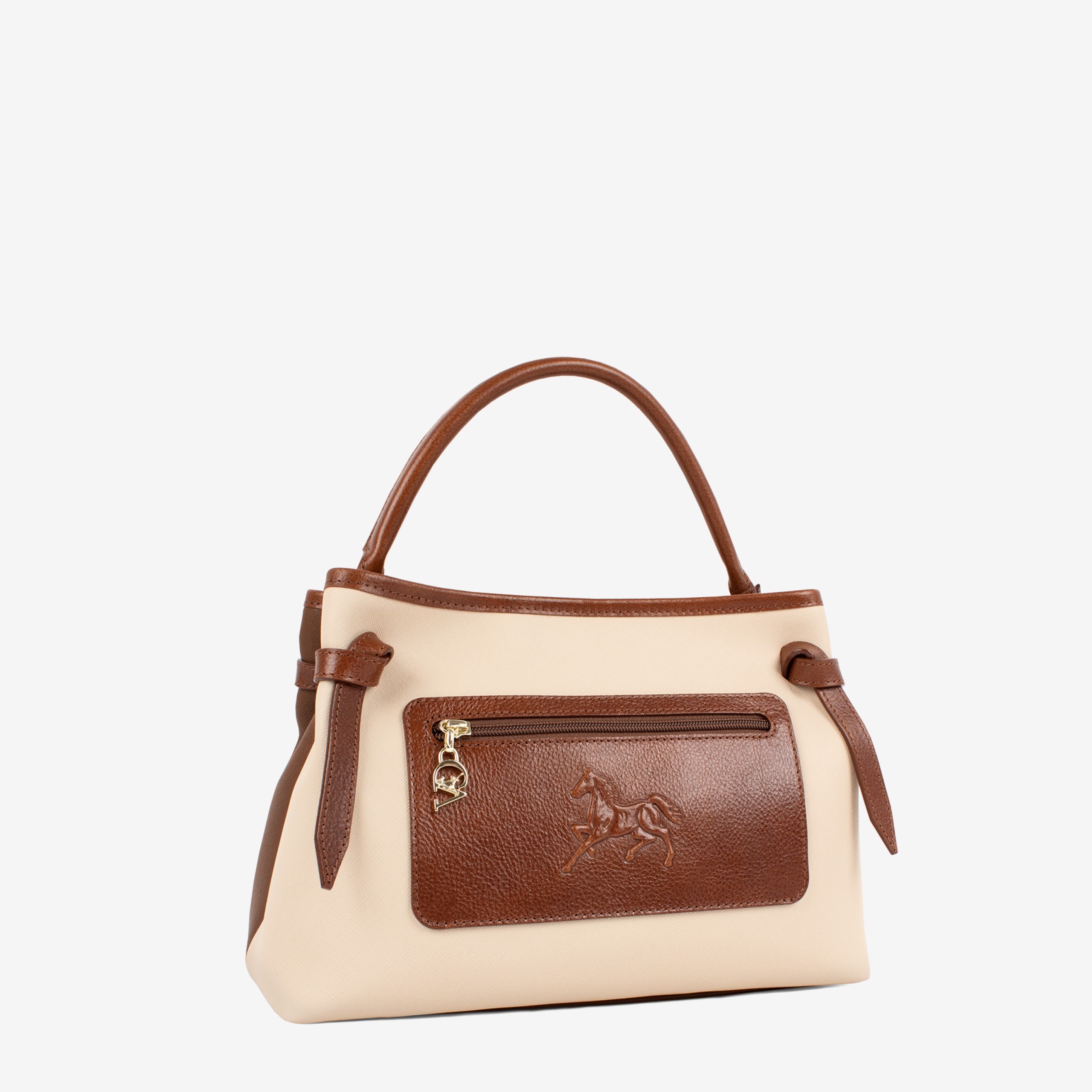 Mala Mão Horse By Cavalinho Com um formato estruturado é ideal para organizar os seus essenciais com elegância e de forma prática. Esta mala combina design clássico com detalhes contemporâneos sendo o acessório perfeito para realçar qualquer um dos seus looks, do profissional ao casual chique.