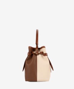Mala Mão Horse By Cavalinho Com um formato estruturado é ideal para organizar os seus essenciais com elegância e de forma prática. Esta mala combina design clássico com detalhes contemporâneos sendo o acessório perfeito para realçar qualquer um dos seus looks, do profissional ao casual chique.