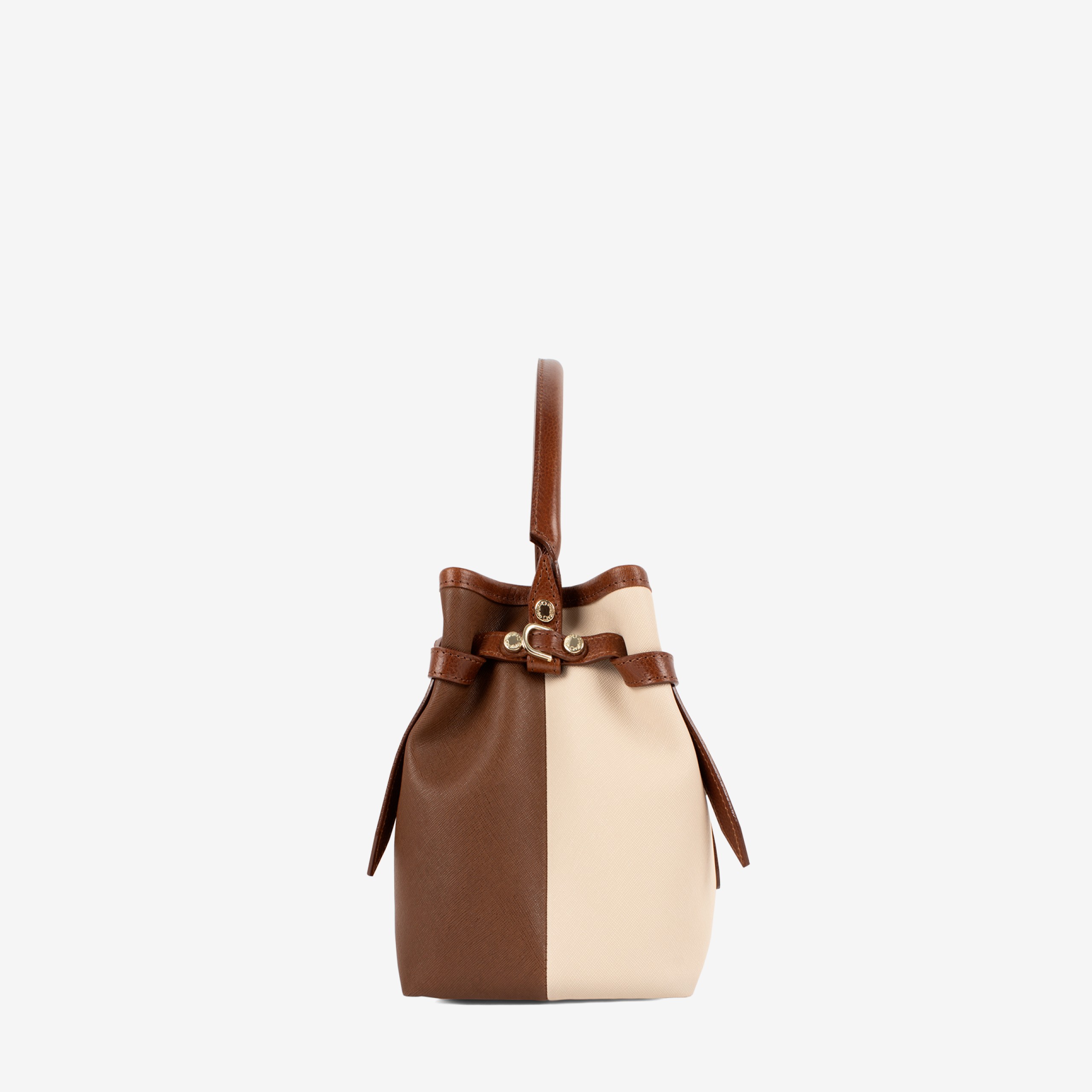 Mala Mão Horse By Cavalinho Com um formato estruturado é ideal para organizar os seus essenciais com elegância e de forma prática. Esta mala combina design clássico com detalhes contemporâneos sendo o acessório perfeito para realçar qualquer um dos seus looks, do profissional ao casual chique.