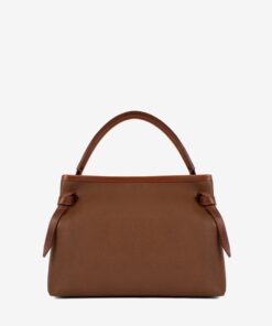 Mala Mão Horse By Cavalinho Com um formato estruturado é ideal para organizar os seus essenciais com elegância e de forma prática. Esta mala combina design clássico com detalhes contemporâneos sendo o acessório perfeito para realçar qualquer um dos seus looks, do profissional ao casual chique.