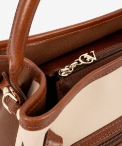 Mala Mão Horse By Cavalinho Com um formato estruturado é ideal para organizar os seus essenciais com elegância e de forma prática. Esta mala combina design clássico com detalhes contemporâneos sendo o acessório perfeito para realçar qualquer um dos seus looks, do profissional ao casual chique.