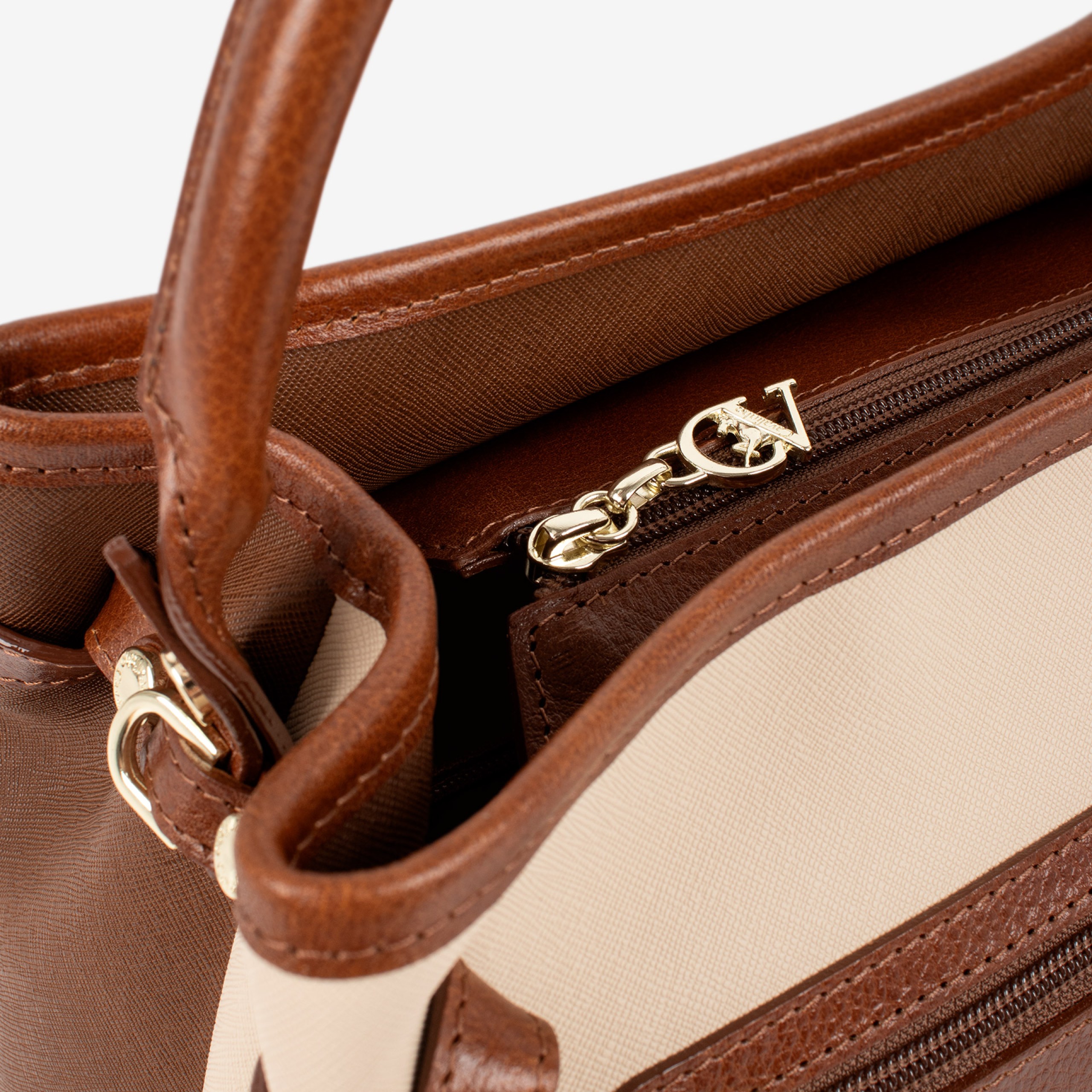 Mala Mão Horse By Cavalinho Com um formato estruturado é ideal para organizar os seus essenciais com elegância e de forma prática. Esta mala combina design clássico com detalhes contemporâneos sendo o acessório perfeito para realçar qualquer um dos seus looks, do profissional ao casual chique.