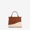 Mala Mão Horse By Cavalinho Descubra a versatilidade desta mala Cavalinho: use-a pela elegante alça de mão ou como crossbody para maior liberdade. Espaçosa na medida certa e com acabamento premium, une a durabilidade dos materiais ao design moderno que o seu dia a dia exige. A escolha ideal para a mulher que não abdica de um look trendy e prático em qualquer ocasião.