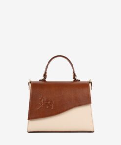 Mala Mão Horse By Cavalinho Descubra a versatilidade desta mala Cavalinho: use-a pela elegante alça de mão ou como crossbody para maior liberdade. Espaçosa na medida certa e com acabamento premium, une a durabilidade dos materiais ao design moderno que o seu dia a dia exige. A escolha ideal para a mulher que não abdica de um look trendy e prático em qualquer ocasião.