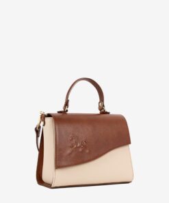 Mala M&atilde;o&nbsp;Horse By Cavalinho Descubra a versatilidade desta mala Cavalinho: use-a pela elegante al&ccedil;a de m&atilde;o ou como crossbody para maior liberdade. Espa&ccedil;osa na medida certa e com acabamento premium, une a durabilidade dos materiais ao design moderno que o seu dia a dia exige. A escolha ideal para a mulher que n&atilde;o abdica de um look trendy e pr&aacute;tico em qualquer ocasi&atilde;o.