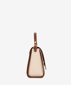 Mala Mão Horse By Cavalinho Descubra a versatilidade desta mala Cavalinho: use-a pela elegante alça de mão ou como crossbody para maior liberdade. Espaçosa na medida certa e com acabamento premium, une a durabilidade dos materiais ao design moderno que o seu dia a dia exige. A escolha ideal para a mulher que não abdica de um look trendy e prático em qualquer ocasião.