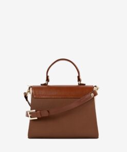 Mala Mão Horse By Cavalinho Descubra a versatilidade desta mala Cavalinho: use-a pela elegante alça de mão ou como crossbody para maior liberdade. Espaçosa na medida certa e com acabamento premium, une a durabilidade dos materiais ao design moderno que o seu dia a dia exige. A escolha ideal para a mulher que não abdica de um look trendy e prático em qualquer ocasião.