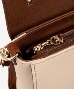 Mala Mão Horse By Cavalinho Descubra a versatilidade desta mala Cavalinho: use-a pela elegante alça de mão ou como crossbody para maior liberdade. Espaçosa na medida certa e com acabamento premium, une a durabilidade dos materiais ao design moderno que o seu dia a dia exige. A escolha ideal para a mulher que não abdica de um look trendy e prático em qualquer ocasião.