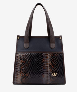 Mala Ombro Cavalinho Memoris Encontre a sua shopper bag Cavalinho favorita! Leve tudo o que precisa e organize a sua vida com esta mala de ombro. Combine o estilo icónico da marca com a máxima usabilidade. Viva o seu dia com elegância.
