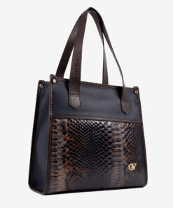 Mala Ombro Cavalinho Memoris Encontre a sua shopper bag Cavalinho favorita! Leve tudo o que precisa e organize a sua vida com esta mala de ombro. Combine o estilo icónico da marca com a máxima usabilidade. Viva o seu dia com elegância.