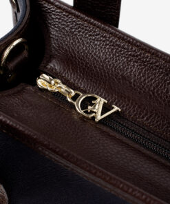 Mala Ombro Cavalinho Memoris Encontre a sua shopper bag Cavalinho favorita! Leve tudo o que precisa e organize a sua vida com esta mala de ombro. Combine o estilo icónico da marca com a máxima usabilidade. Viva o seu dia com elegância.