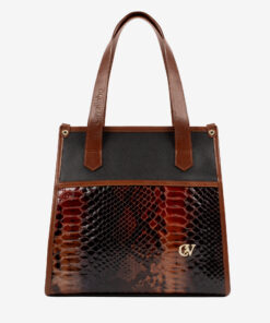 Mala Ombro Cavalinho Memoris Encontre a sua shopper bag Cavalinho favorita! Leve tudo o que precisa e organize a sua vida com esta mala de ombro. Combine o estilo icónico da marca com a máxima usabilidade. Viva o seu dia com elegância.