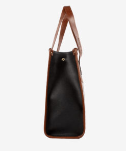 Mala Ombro Cavalinho Memoris Encontre a sua shopper bag Cavalinho favorita! Leve tudo o que precisa e organize a sua vida com esta mala de ombro. Combine o estilo icónico da marca com a máxima usabilidade. Viva o seu dia com elegância.