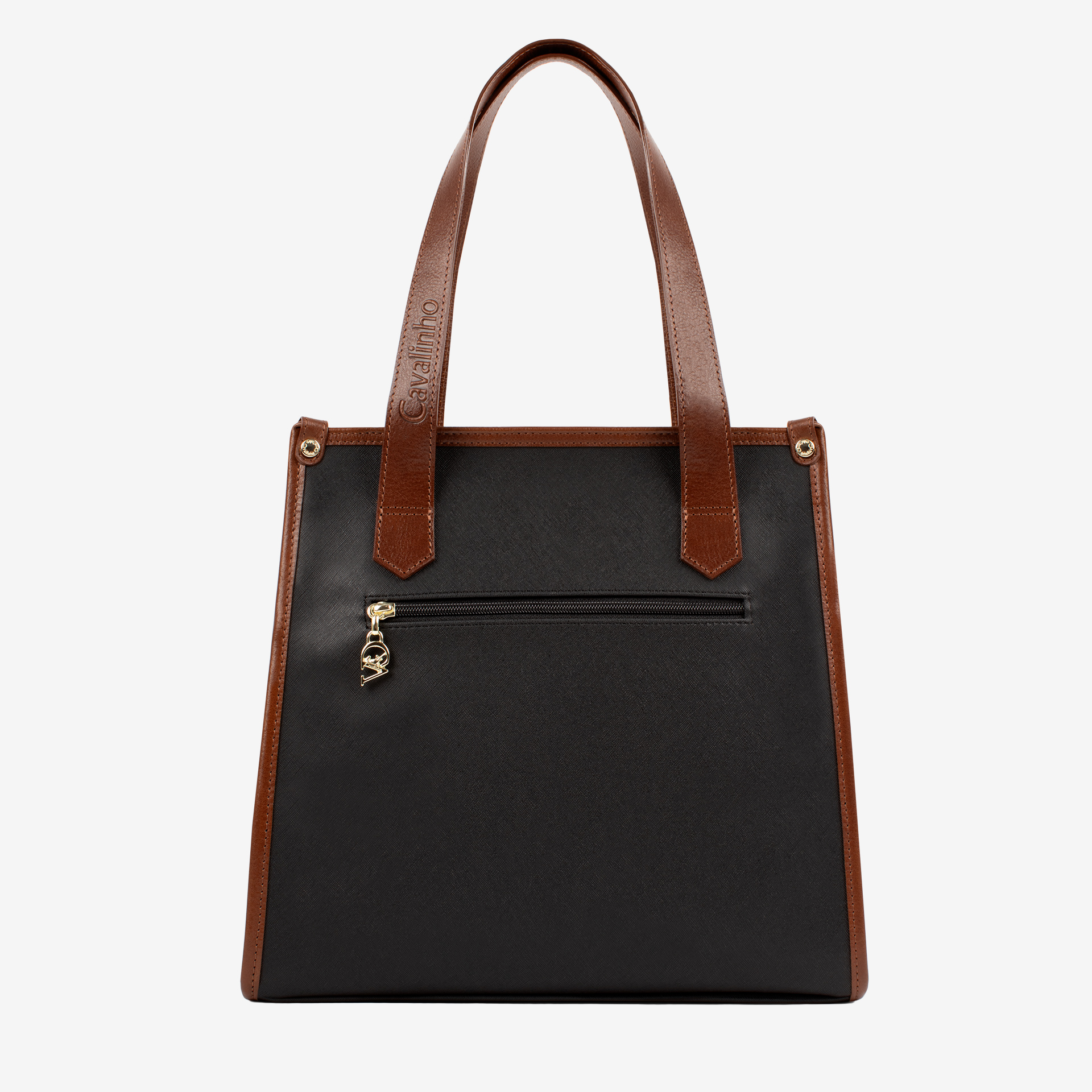 Mala Ombro Cavalinho Memoris Encontre a sua shopper bag Cavalinho favorita! Leve tudo o que precisa e organize a sua vida com esta mala de ombro. Combine o estilo icónico da marca com a máxima usabilidade. Viva o seu dia com elegância.