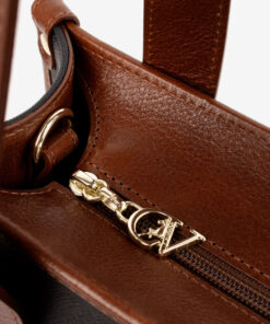 Mala Ombro Cavalinho Memoris Encontre a sua shopper bag Cavalinho favorita! Leve tudo o que precisa e organize a sua vida com esta mala de ombro. Combine o estilo icónico da marca com a máxima usabilidade. Viva o seu dia com elegância.