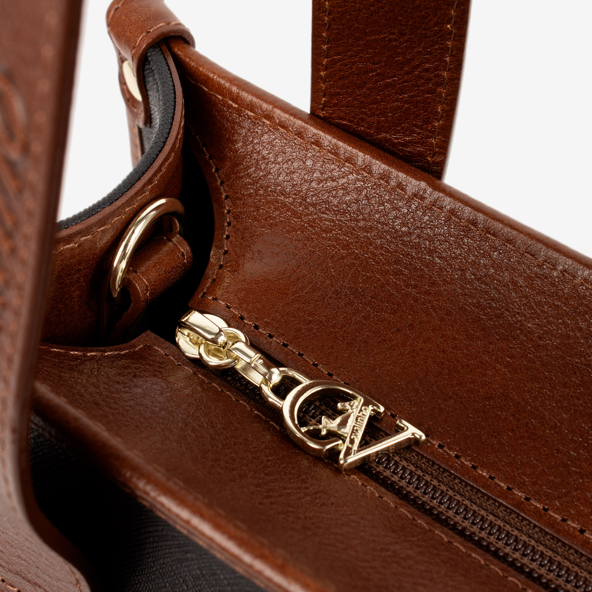 Mala Ombro Cavalinho Memoris Encontre a sua shopper bag Cavalinho favorita! Leve tudo o que precisa e organize a sua vida com esta mala de ombro. Combine o estilo icónico da marca com a máxima usabilidade. Viva o seu dia com elegância.