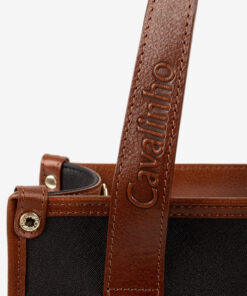 Mala Ombro Cavalinho Memoris Encontre a sua shopper bag Cavalinho favorita! Leve tudo o que precisa e organize a sua vida com esta mala de ombro. Combine o estilo icónico da marca com a máxima usabilidade. Viva o seu dia com elegância.