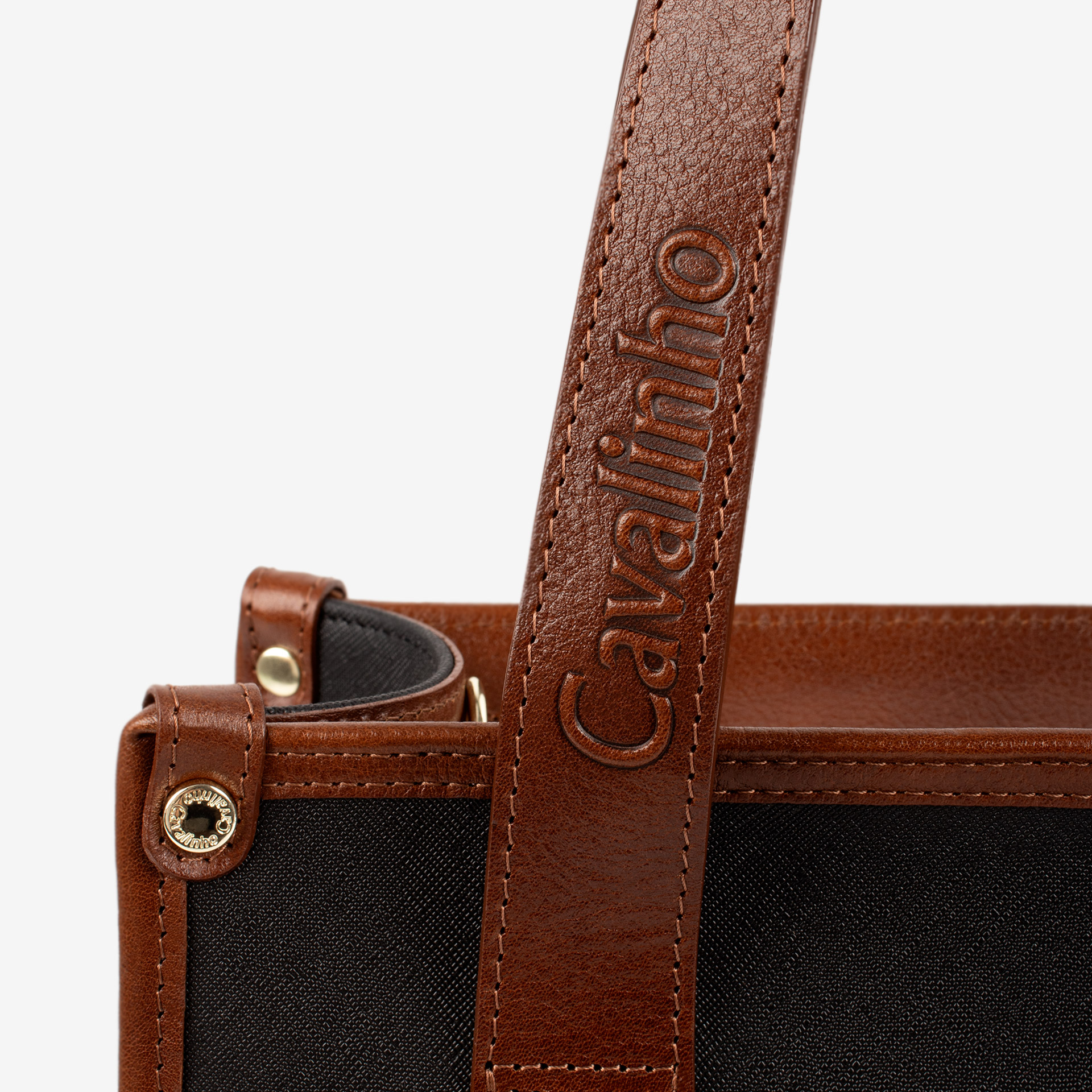 Mala Ombro Cavalinho Memoris Encontre a sua shopper bag Cavalinho favorita! Leve tudo o que precisa e organize a sua vida com esta mala de ombro. Combine o estilo icónico da marca com a máxima usabilidade. Viva o seu dia com elegância.