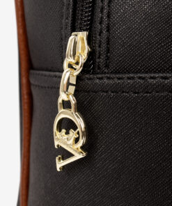 Mochila Cavalinho Memoris Ideal para a mulher que procura um acessório prático e elegante. Esta mochila combina design moderno com a qualidade inconfundível da marca. Perfeita para o dia a dia na cidade, para um passeio ou para adicionar um toque de estilo distinto ao seu look casual-chique.